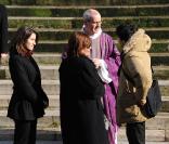Giulia Salvatori (fille d'Annie Girardot) avec ses enfants Lola et Renato, lors des obsèques d'Annie Girardot à Paris en l'église Saint-Roch le 4 mars 2011