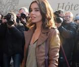 La très lookée Elodie Bouchez en pantalon 7/8, perfecto camel et sac Balenciaga, le top !<br />