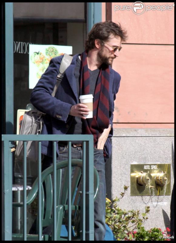 Noah Wyle se balade à Beverly Hills (3 mars 2011)