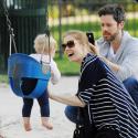 Amy Adams : Sa petite poupée s'ennuie au parc, heureusement papa est là !