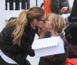 <p>Elle Macpherson dépose son fils Aurelius à l\'école à Londres le 11 mars 2011</p>