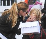  Elle Macpherson dépose son fils Aurelius à l'école à Londres le 11 mars 2011 