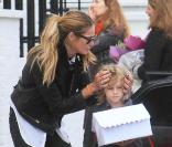  Elle Macpherson dépose son fils Aurelius à l'école à Londres le 11 mars 2011 