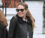 Elle Macpherson dépose son fils Aurelius à l'école à Londres le 11 mars 2011 