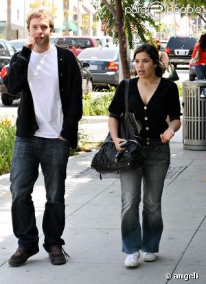 America Ferrera et un inconnu déjeunent à Beverly Hills