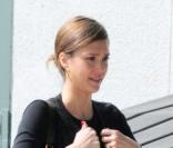 Jessica Alba, toute vêtue de noir, se rend à des funérailles à Inglewood à Los Angeles le 15 mars 2011