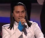 Les Black Eyed Peas (ici Taboo) interprète leur single  Just Can't Get Enough , sur le plateau d' American Idol , le 17 mars 2011.