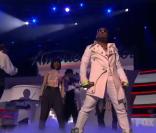 Les Black Eyed Peas (ici apl.de.ap) interprète leur single  Just Can't Get Enough , sur le plateau d' American Idol , le 17 mars 2011.