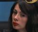 Alexandra craque, seule dans sa suite.