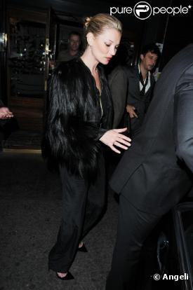 Kate Moss à la sortie du club Groucho à Londres le 23 mars 2011 en compagnie de Jamie Hince