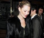 Kate Moss à la sortie du club Groucho à Londres le 23 mars 2011 en compagnie de Jamie Hince