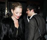 Kate Moss à la sortie du club Groucho à Londres le 23 mars 2011 en compagnie de Jamie Hince