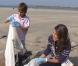 Laury Thilleman nettoie les plages de Bretagne