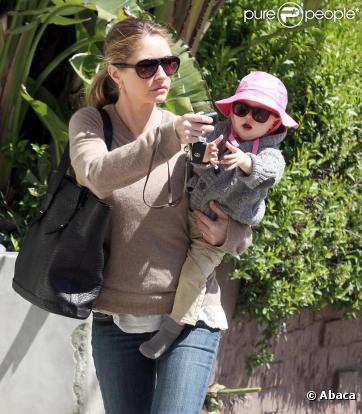 Rebecca Gayheart et sa fille Billie à Los Angeles lors d'une promenade le 28 mars 2011