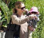 Rebecca Gayheart et sa fille Billie à Los Angeles lors d'une promenade le 28 mars 2011