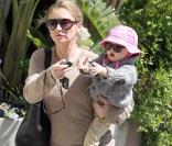 Rebecca Gayheart et sa fille Billie à Los Angeles lors d'une promenade le 28 mars 2011