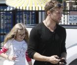 Ryan Phillippe entraîne ses enfants Deacon et Ava au Castle Park à Studio City, Los Angeles, le 28 mars 2011.  