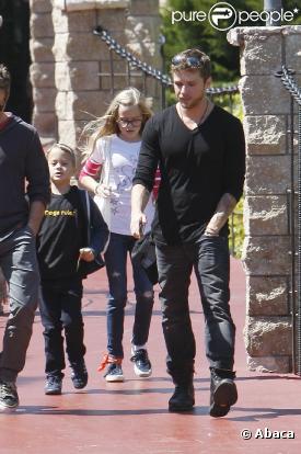 Ryan Phillippe entraîne ses enfants Deacon et Ava au Castle Park à Studio City, Los Angeles, le 28 mars 2011.  