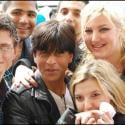 PHOTOS : la star du cinéma indien Shah Rukh accueillie à Paris par une foule en délire 