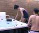 Quelle virilité ce Thomas ! La personne en maillot de bain noir... c'est lui !