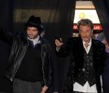 Lancement de l\'album <em>Jamais seul</em>, au Virgin megastore des Champs-Elysées : Johnny Hallyday et Matthieu Chedid<br />