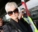 Johnny Hallyday et Laeticia à l'aéroport de Paris en partance pour Los Angeles, le 31 mars 2011.
