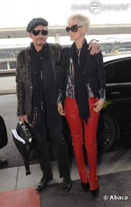 Johnny et Laeticia Hallyday à l'aéroport Charles de Gaulle en partance pour Los Angeles, le 31/03/2011