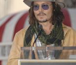 Penélope Cruz reçoit le soutien de Johnny Depp au moment de recevoir son étoile sur le fameux Walk of Fame sur Hollywood  Boulevard, le 1er avril à Hollywood.
