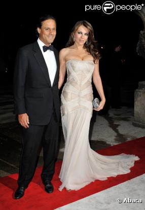 Elizabeth Hurley et Arun Nayar posent lors de la soirée caritative organisée par Elton John en octobre 2010 à Londres