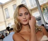Nora Arnezeder lumineuse (juillet 2010) 