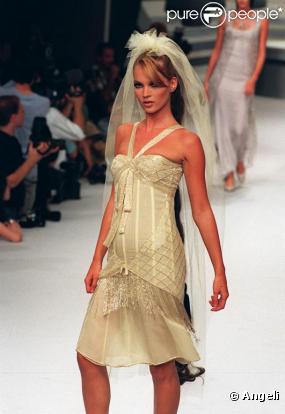 Kate Moss en robe de mariée pour Chanel en 1995