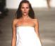 Kate Moss en robe au design épuré Calvin Klein en 1997