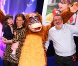 Dominique Farrugia, sa femme Isabelle et leur fille Mia, 3 ans, lors du Festival des moments magiques au Disneyland Resort Paris le 2 avril 2011