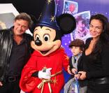 Valérie Zeitoun en famille lors du Festival des moments magiques au Disneyland Resort Paris le 2 avril 2011