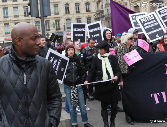 Harry Roselmack se retrouve au coeur de la manifestation de prostituées dans les rues de Lyon le 19 mars 2011 à propos de leurs conditions de travail.