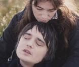 Pete Doherty en poète torturé donne la réplique à Charlotte Gainsbourg dans  Confession d'un enfant du siècle , de Sylvie Verheyde. La réputation sulfureuse du rockeur n'a pas aidé au financement du projet...