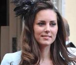 Kate Middleton, qui épousera le prince William le 29 avril 2011, a  progressivement affiné, au propre comme au figuré, sa silhouette au  cours des années. Le 18 juillet 2007 au mariage de Lady Rose Windsor. 