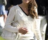 Kate Middleton, qui épousera le prince William le 29 avril 2011, a  progressivement affiné, au propre comme au figuré, sa silhouette au  cours des années. Le 22 juin 2008 - encore du polo ! 