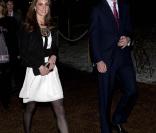 Kate Middleton, qui épousera le prince William le 29 avril 2011, a  progressivement affiné, au propre comme au figuré, sa silhouette au  cours des années. Décembre 2010, première apparition officielle après les fiançailles. 