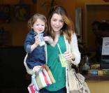 Alyson Hannigan emmène sa fillette pour une promenade à Brentwood (12 avril 2011)