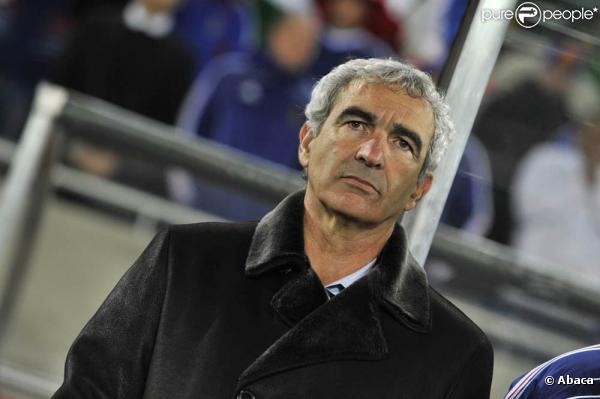 Raymond Domenech lors du match France-Mexique lors du Mondial 2010, le 17 juin. L'ancien sélectionneur a assignée la FFF aux prud'hommes pour contester son licenciement pour faute grave ; il réclame également ses primes.