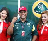 Tony Fernandes pose avec ses hôtesses de la Team Lotus 