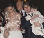 Suri Cruise a quelques mois lorsque ses parents se marient à Rome. Et déjà la fillette est très élégante. Rome, 16 novembre 2006 