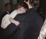 Suri Cruise est née le 18 avril 2006. Lors du mariage de Katie Holmes et Tom Cruise, le bébé ne quitte déjà pas les bras de son père. Rome, 16 novembre 2006 