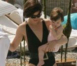 Suri Cruise  profite d'une après-midi à la mer avec sa maman. La petite famille passe ses vacances à Saint-Jean Cap Ferrat. France, 19 juil 2007 