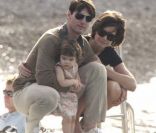 Suri Cruise , 14 mois, et ses parents profitent du soleil et de la Méditerranée. Une famille modèle ! France, 19 juin 2007 