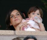  En plus de son goût pour la mode, Suri Cruise a hérité de sa maman ses magnifique yeux bleus azur. Katie Holmes a emmené sa fille à un match de football pour admirer David Beckham, un ami proche de la famille. Los Angeles, 21 juillet 2007  