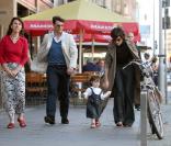  Suri et ses parents se baladent dans les rues de Berlin où Tom Cruise tourne Valkyrie. La fillette est déjà très fashion. Berlin, 5 août 2007 
 