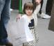 Suri Cruise s'est offert une petite virée shopping à Paris avec maman. Après avoir fait un tour au Louvre, mère et fille se sont promenées Avenue Montaigne. Quel luxe ! Paris, 23 août 2007