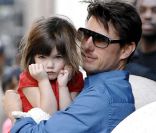 Suri Cruise, 16 mois, encore et toujours dans les bras de papa ! La petite famille se balade à Manhattan.  New York, 15 août 2008   